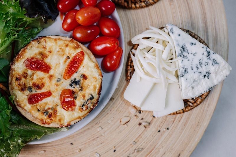Quiche de três queijos com tomate grape, foto do prato