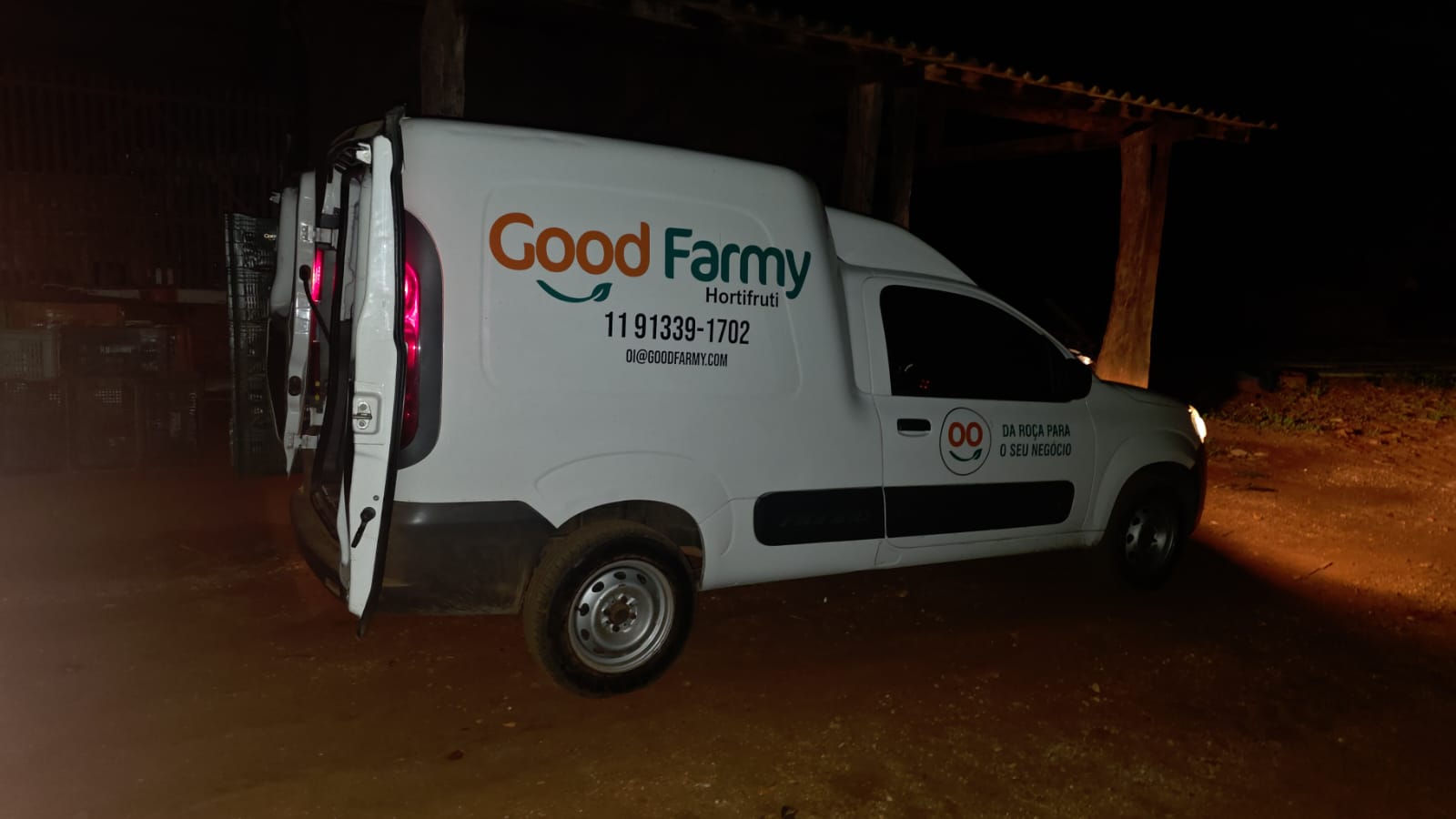 Van da Good Farmy sendo carregada de madrugada para as entregas do dia na Grande São Paulo